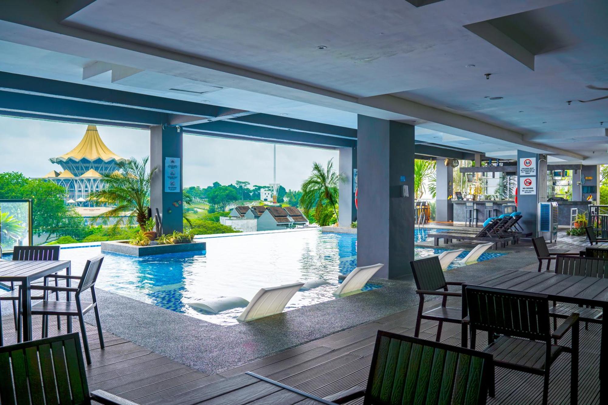 The Waterfront Hotel Кучинг Экстерьер фото The pool at the hotel